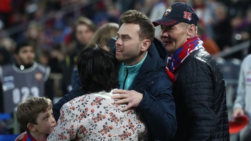 Игорь Акинфеев с семьей